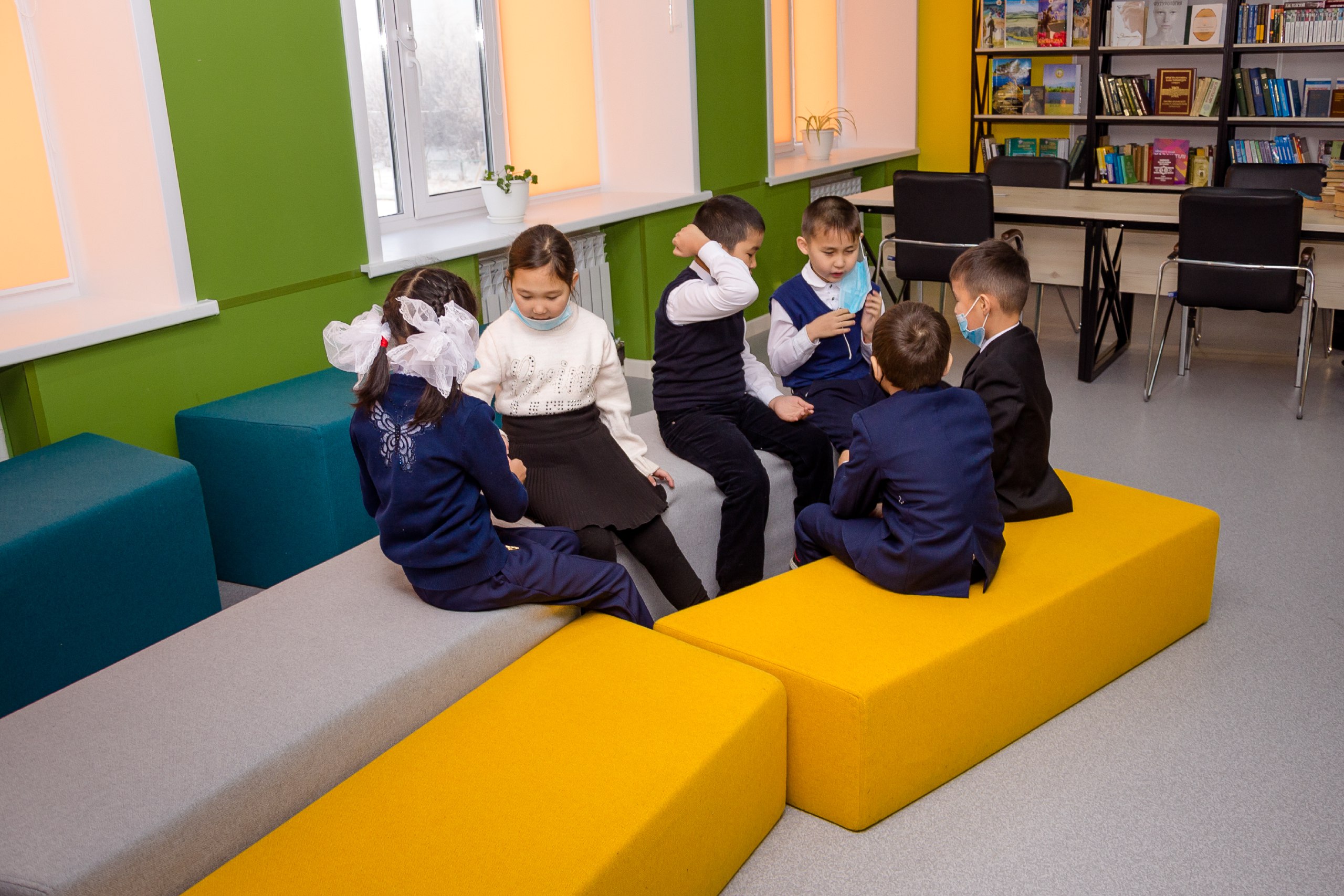 Дети в лабораторных халатах