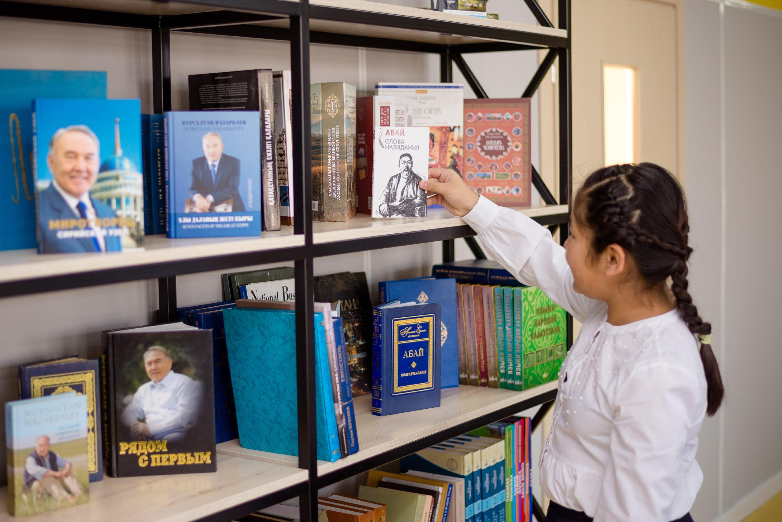 Дети изучают книги и технологии